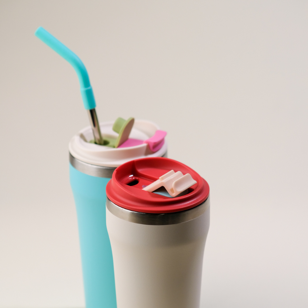 Bow Tumbler Snow showing lid design and stainless steel rim detail