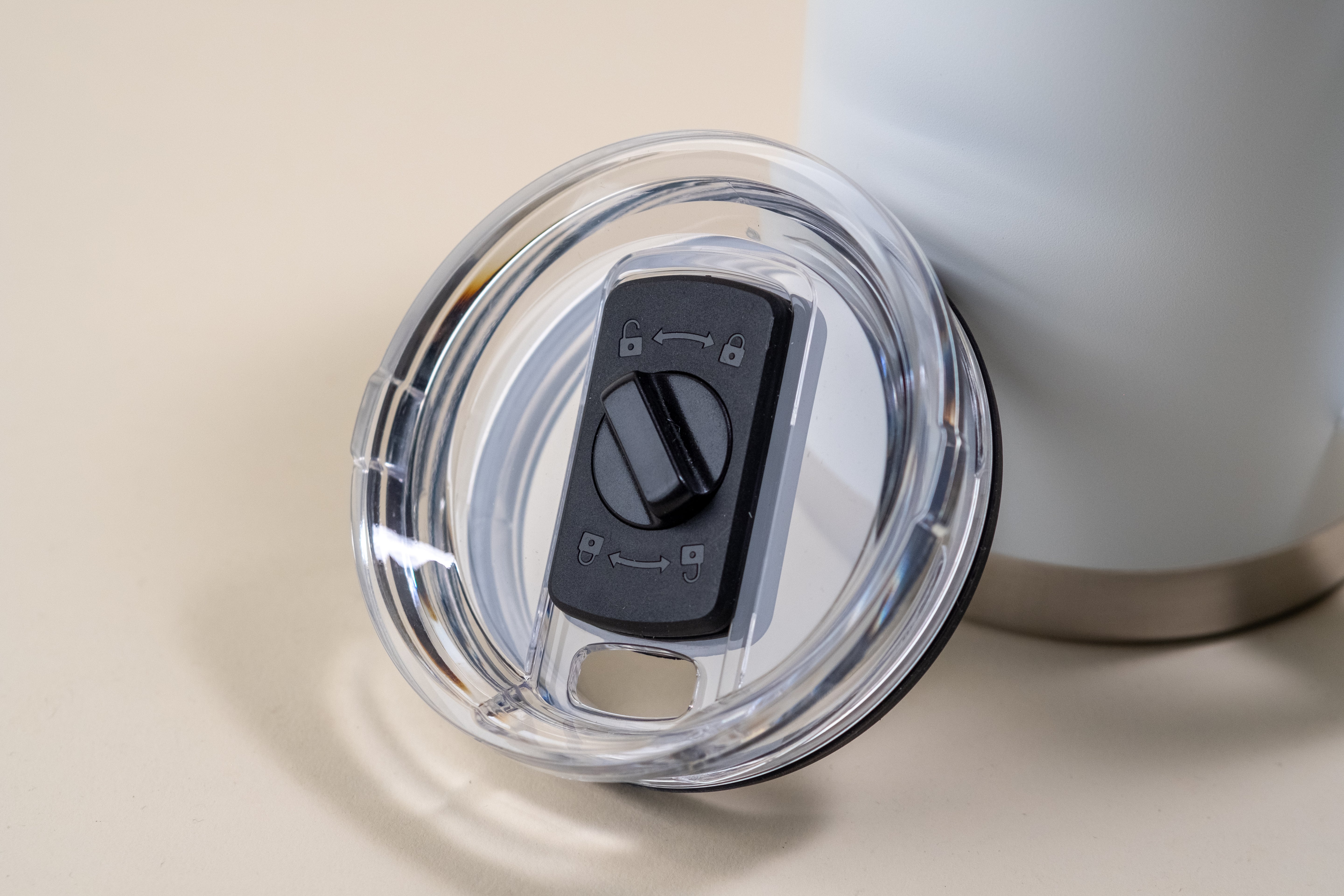 LAMOSE Hudson Pro Max clear plastic tumbler lid, featuring a black rotating spill-proof locking mechanism with padlock icons, close-up view.